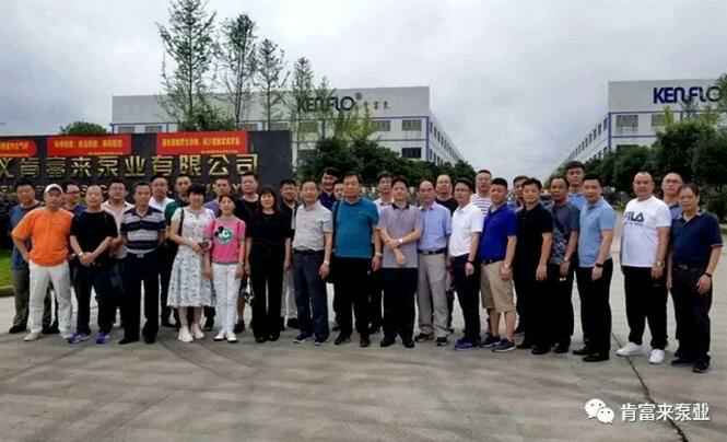与会人员在遵义开云手机站官方站入口-开云online(中国)有限公司大门口合影留念